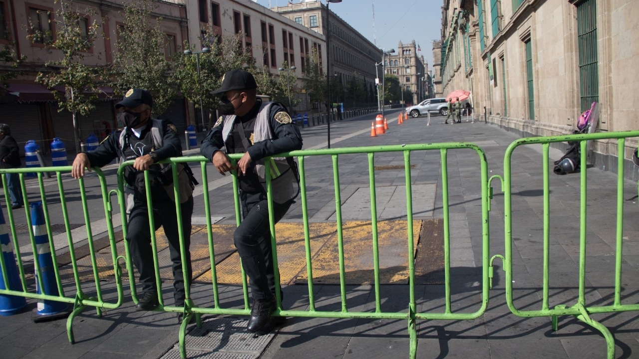 Comerciantes de primer cuadro de la Ciudad de México se quejan por cierre de accesos al Zócalo