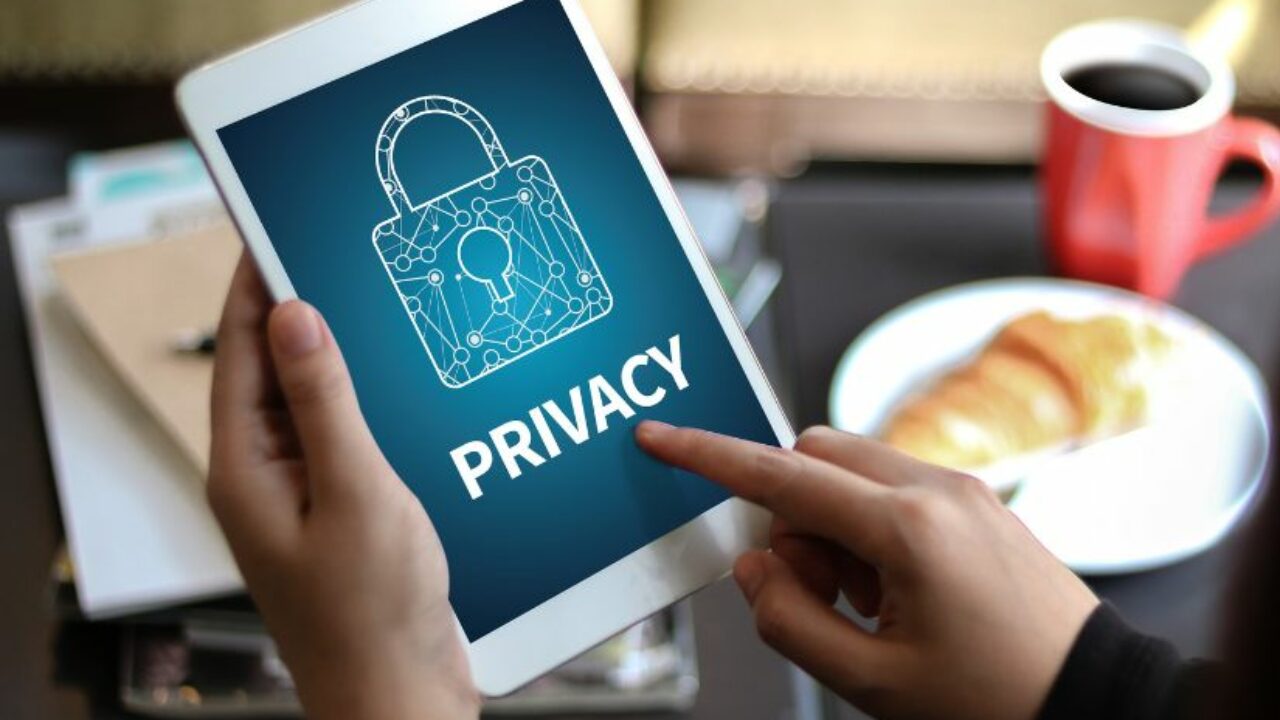 Privacidad en Juego: Desvelando el Doble Filo de la Inteligencia Artificial en Redes Sociales