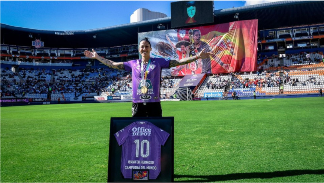Emotivo homenaje a Jennifer Hermoso en su regreso al fútbol mexicano