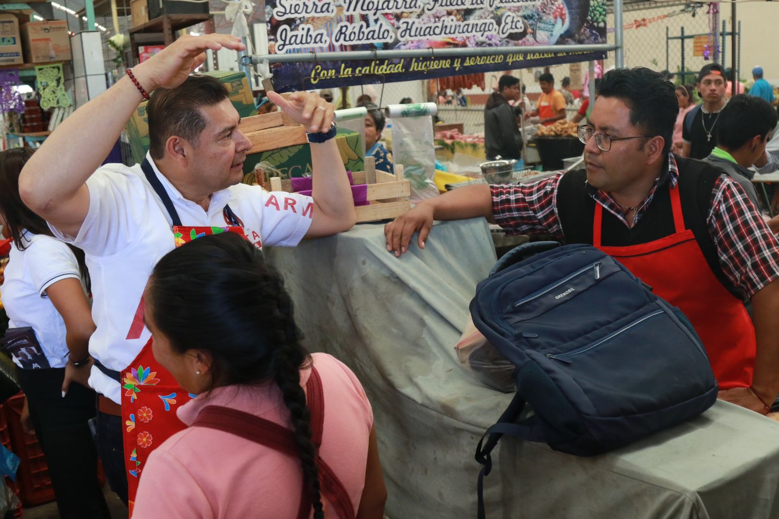 Alejandro Armenta enciende la chispa económica en los mercados de Cholula: ‘De la mano con el pueblo